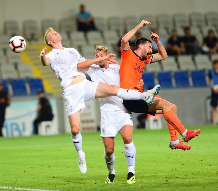Uefa Avrupa Ligi: Medipol Başakşehir: 0 - Burnley: 0 (İlk Yarı)