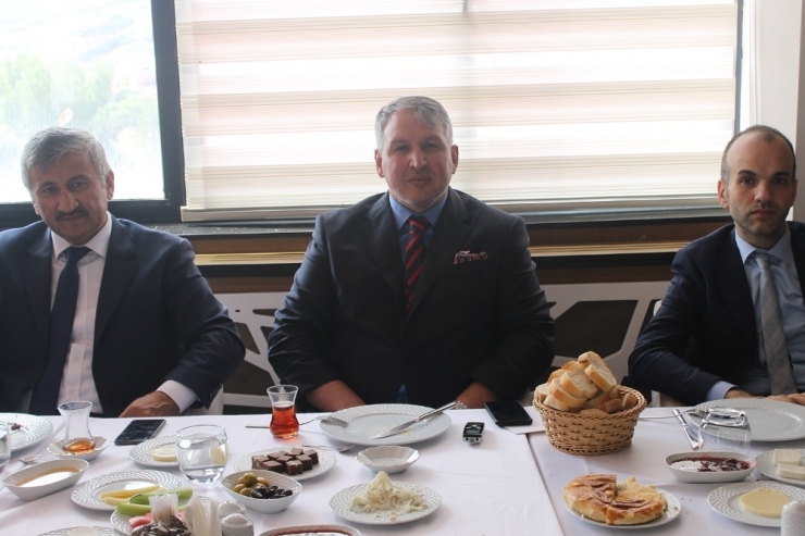 Bayburt Vakfı, Basın Mensupları İle Kahvaltıda Bir Araya Geldi