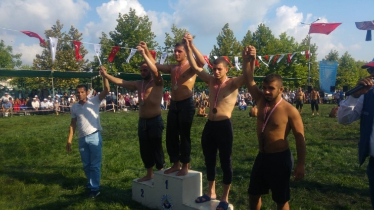 İzmitli Güreşçiler Kandıra’dan Madalyayla Döndü