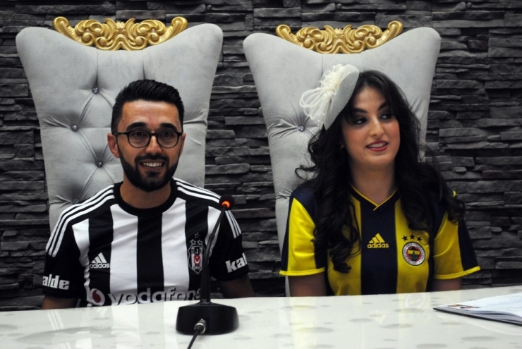 Nikah Masasına Tuttukları Takımların Formalarını Giyerek Oturdular