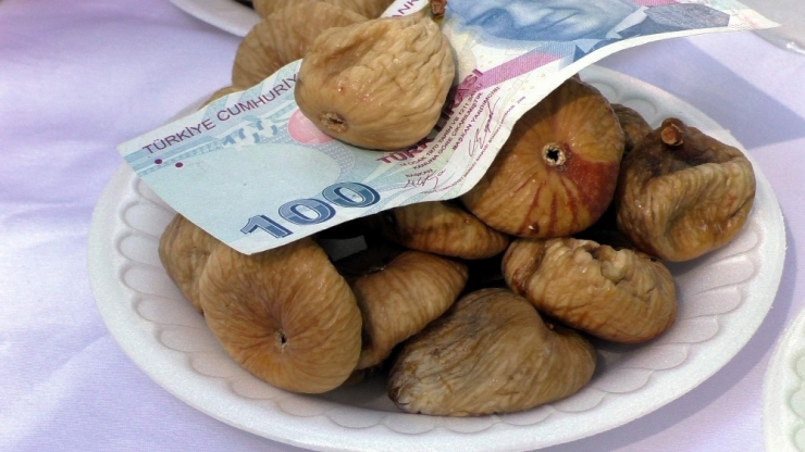 Sezonun İlk Organik Kuru İncirini Kilosu 100 Tl’den Vali Köşger Satın Aldı