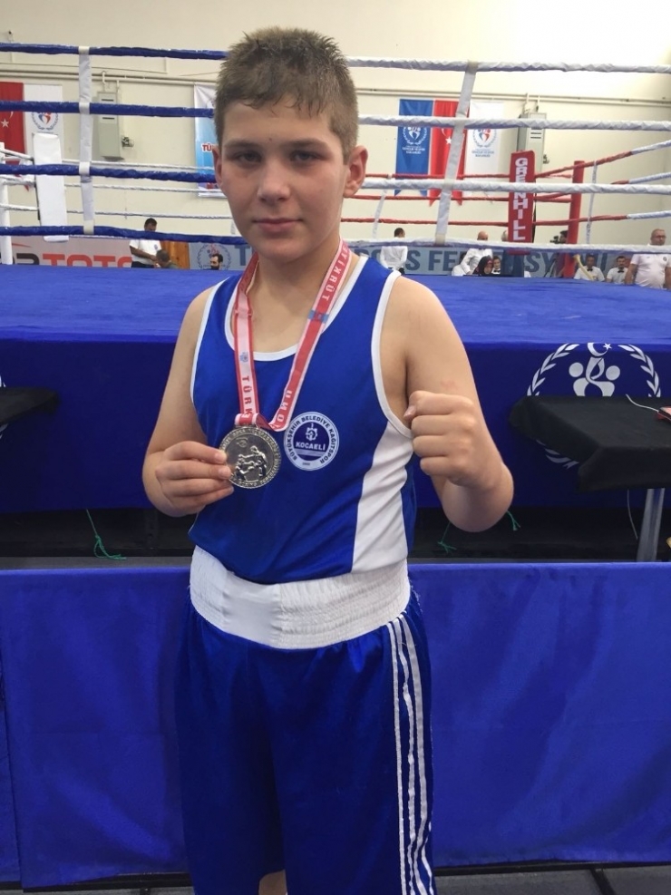 Kocaelili Boksör, Bayburt’tan Gümüş Madalya İle Döndü