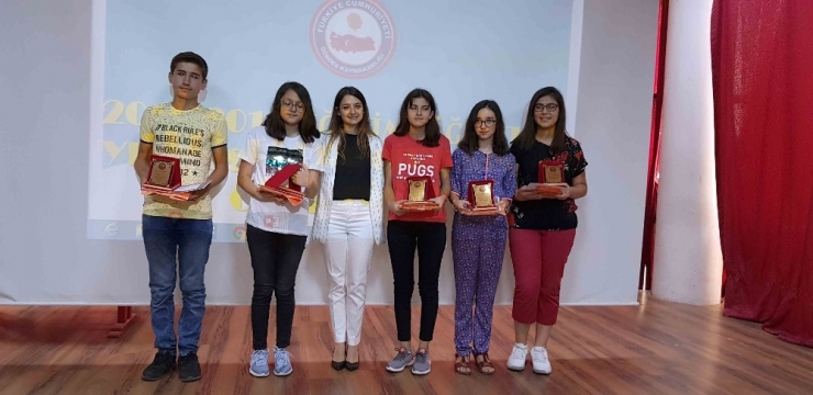 Gördes’te Lgs’de Başarılı Olan Öğrenciler Ödüllendirildi