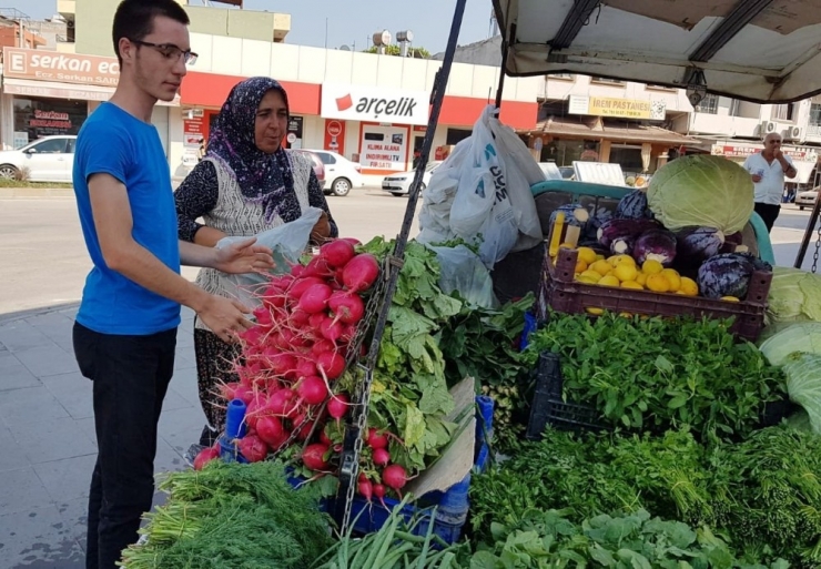 Seyyar Satıcılık Yapan Kadın Hem Hasta Kocasına Bakıyor Hem De 3 Çocuğunu Okutuyor