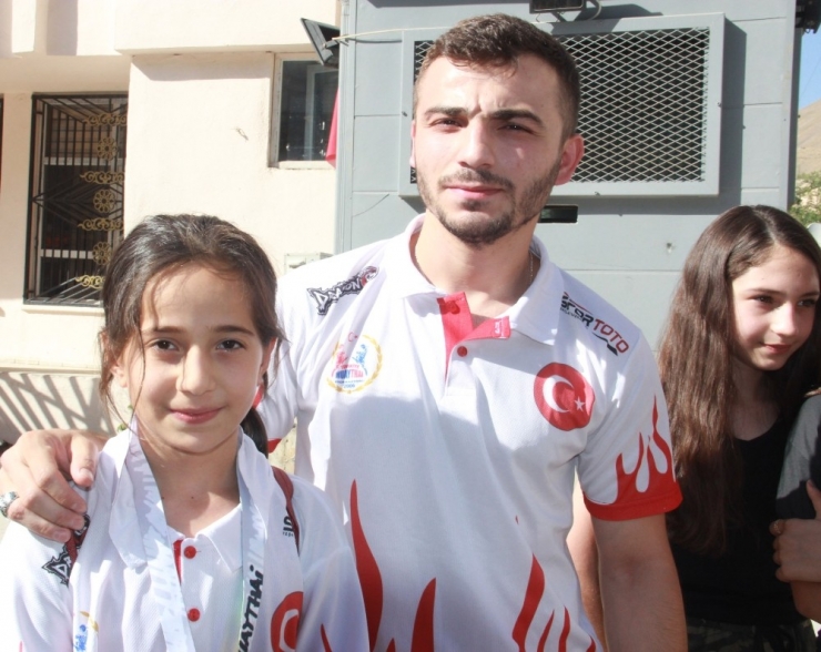 Dünya Üçüncüsü Hakkarili Sporcu Yurda Döndü
