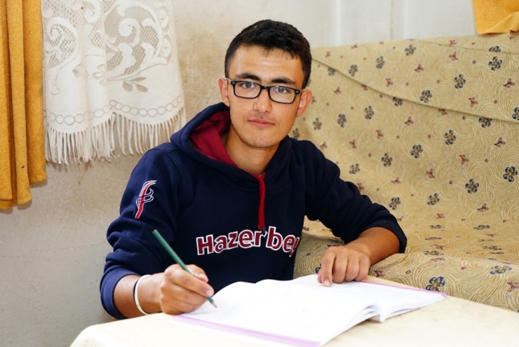 Hayvan Otlatırken Gökyüzünde Gördüğü Uçak Hayatını Değiştirdi