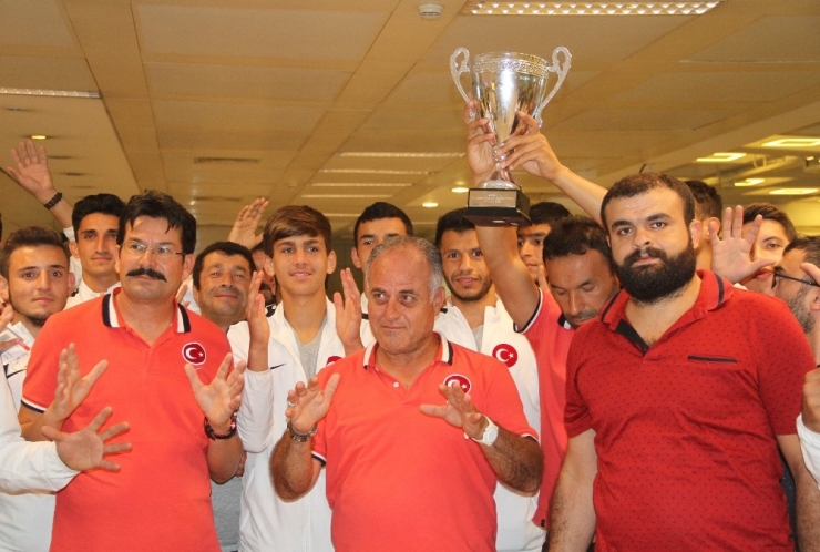 Avrupa Şampiyonu Milliler İstanbul’a Geldi