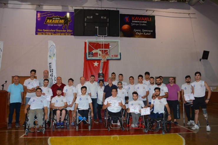 Engelliler Başarı Belgelerini Başkan Özakcan’ın Elinden Aldılar