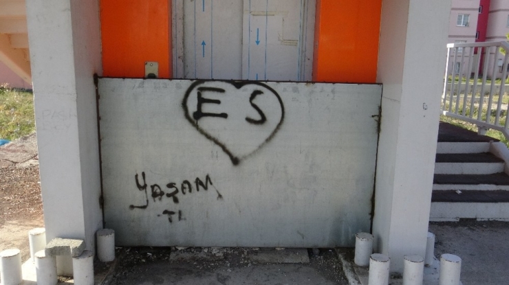 Kars’ta Karayolları Üst Geçidin Engelli Ve Yaşlılar İçin Yapılan Asansörünü Kapattı