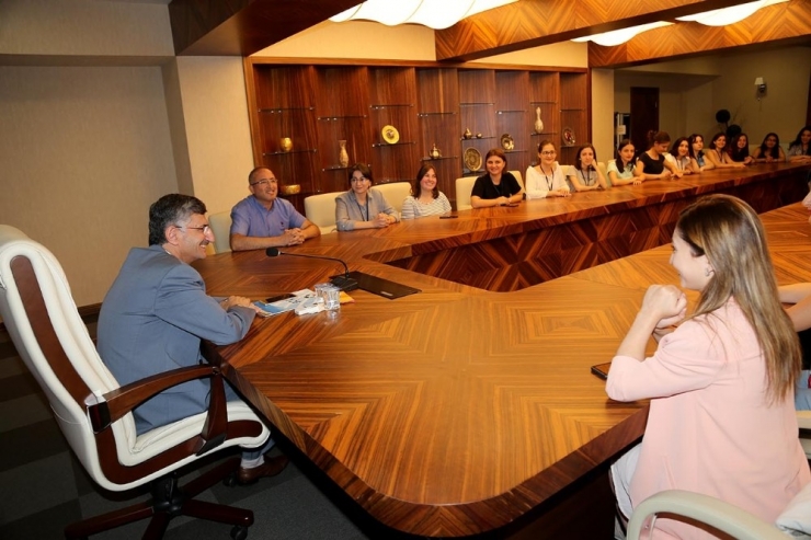 Gürcü Öğrencilerden Rize Valisi Erdoğan Bektaş’a Makamında Ziyaret