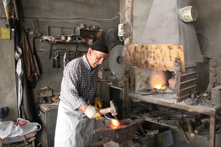 74 Yaşında, Dedesinden Kalan Mesleği Devam Ettiriyor