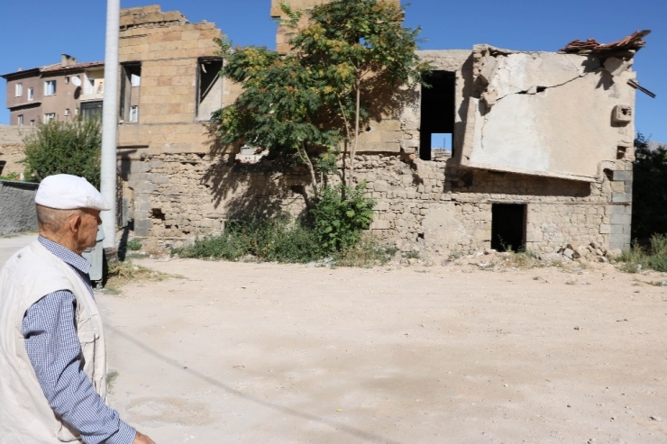 Sit Alanındaki Tarihi Evler Tehlike Saçıyor