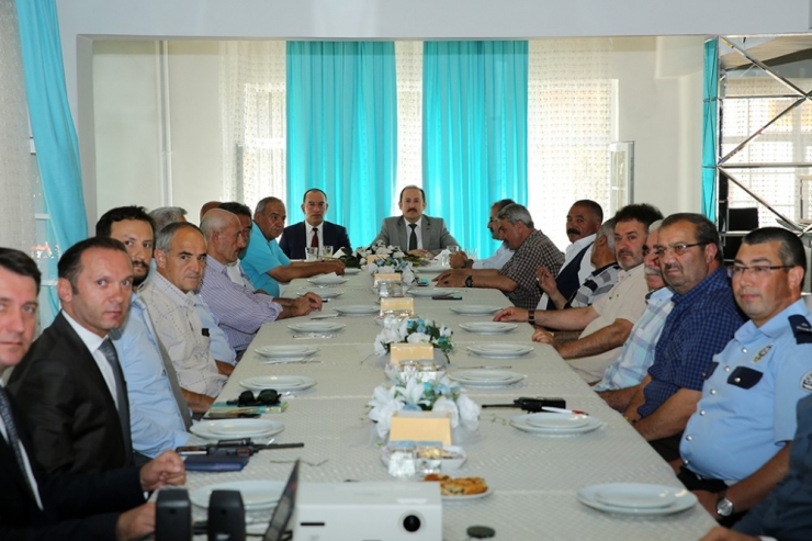 Vali Pehlivan Mahalle Muhtarlarıyla “Huzur Ve Güvenlik” Toplantısı Gerçekleştirdi