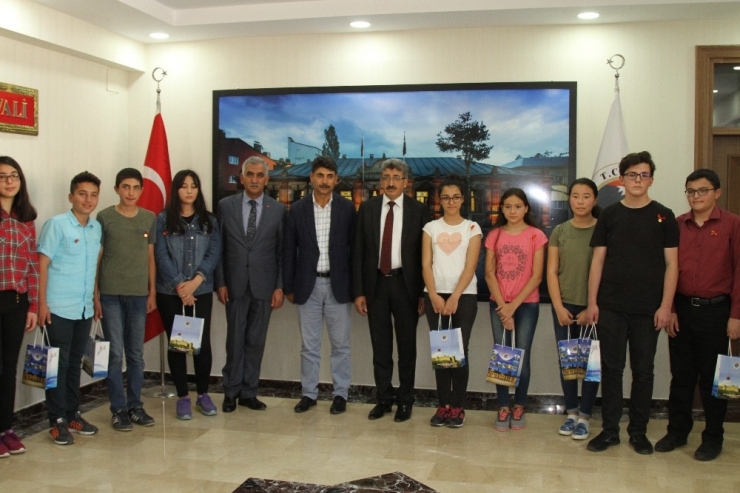 Lgs’de Başarılı Olan Öğrencileri Vali Ödüllendirdi