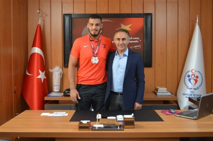 Başarılı Güreşçi Güngör, Müdür Arıcıoğlu’nu Ziyaret Etti