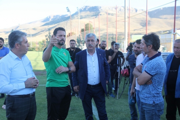 Başkan Polat, Evkur Yeni Malatyaspor’un İdmanını Ziyaret Etti