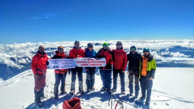 17 Ağustos Anısına Gürcistan’ın Zirvesine Tırmandılar