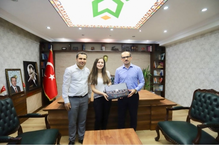 Kaymakam Ayca, Çukurca’nın İlk Tıp Öğrencisini Kabul Etti