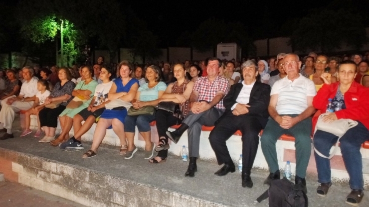 Burhaniye’de Abdullah Şahin Tiyatrosu Gülmekten Kırdı Geçirdi