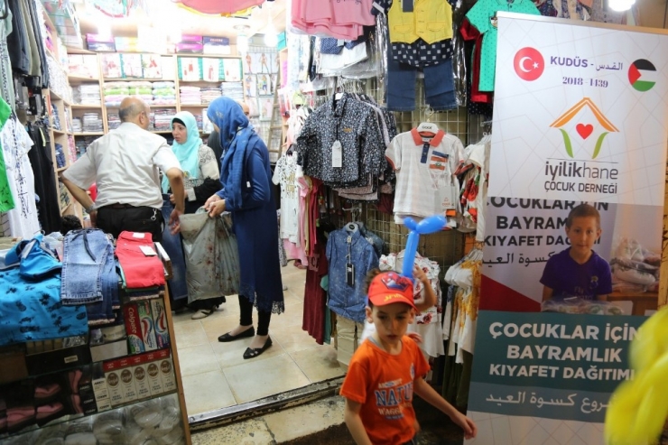 Kudüslü Çocuklar Bayramlıklarına Kavuştu