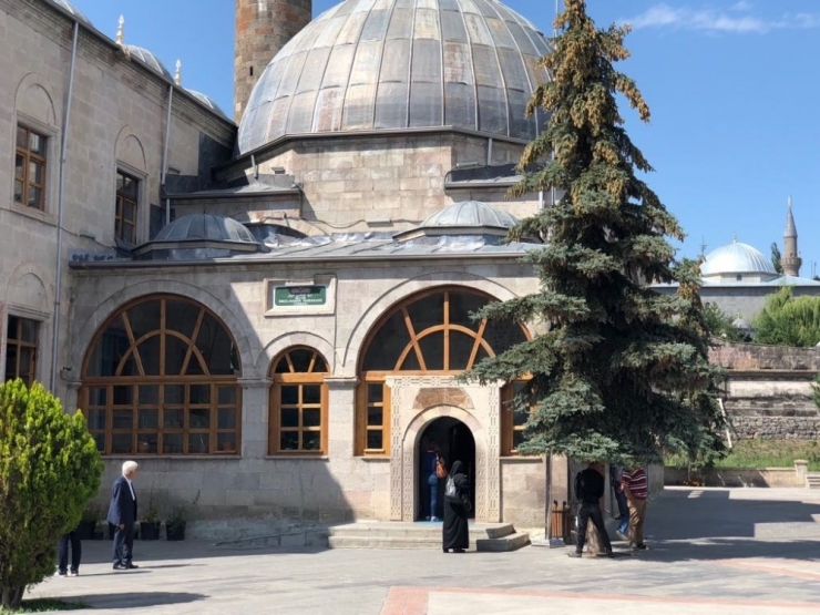Harakani Türbesi’ne Bayram Ziyareti
