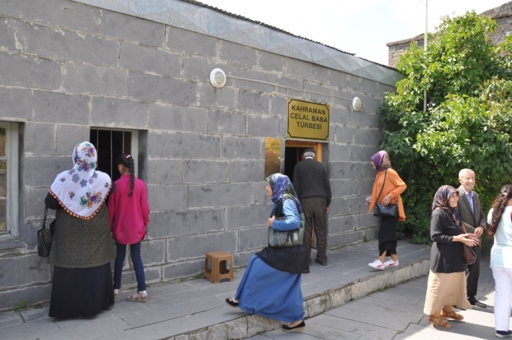 Celal Baba Türbesi’ne Ziyaretçi Akını