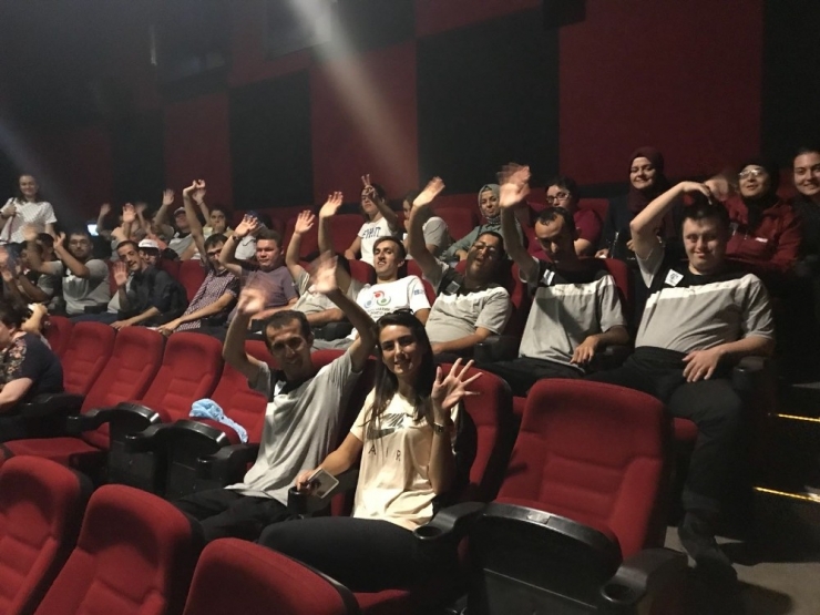 Cemil Meriç Öğrencileri Öğretmenleri İle Film İzledi