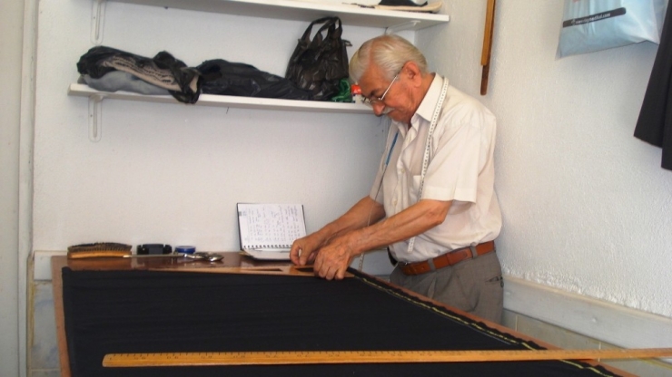 Sarıgöllü Usta Terzi Çırak Yetişmemesinden Şikayetçi