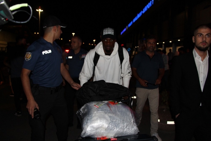 Trabzonspor Caleb Ekuban’ı Trabzon Getirdi