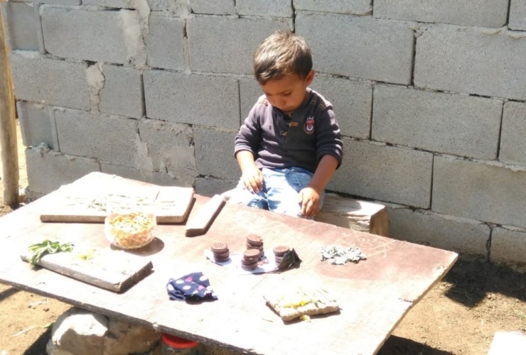 Minik Çocuk Susayınca Engel Tanımadı