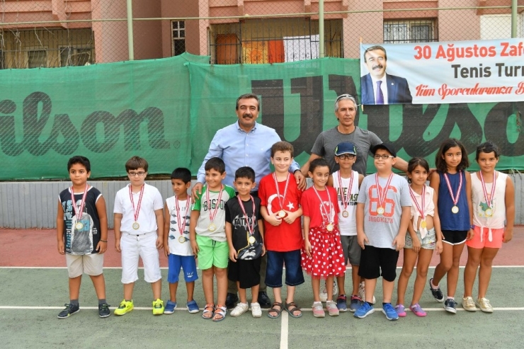 Çukurova’da Zafer Bayramı Tenis Turnuvası’nda Ödüller Sahiplerini Buldu