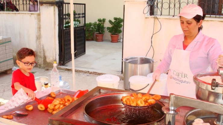 Ege’nin Hamsisi Dizisinin Çocuk Yıldızı Büyük Babaannesi İçin Lokma Dağıttı