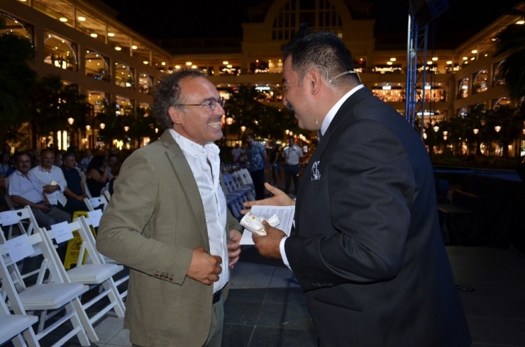 İzmir’deki Film Festivalinin Ödül Töreninde Ünlüler Geçidi