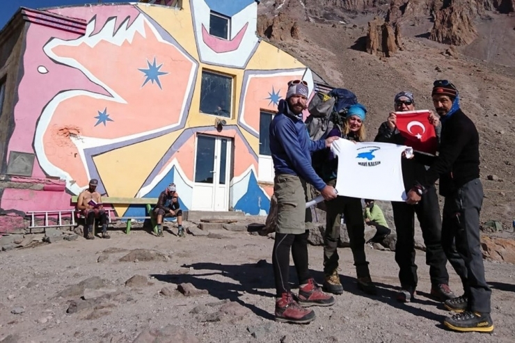 Van Gölü İçin Gürcistan Kazbek Dağı’na Tırmandılar