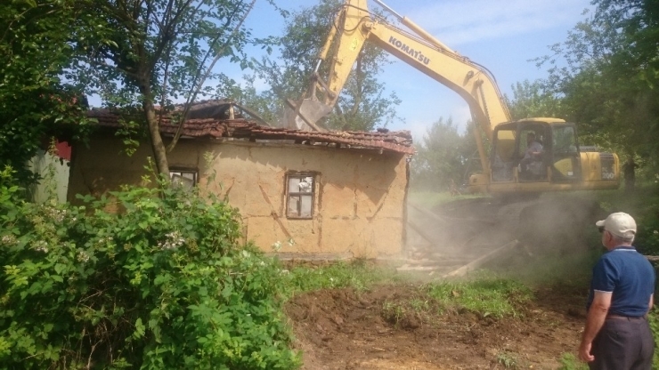 İzmit’te Bina Yıkımı Sürüyor