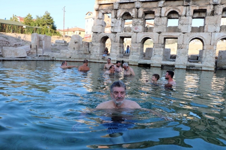 Sanatçılar Yozgat’ın Tanıtımı İçin Tarihi Roma Hamamında Yüzdü