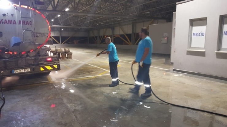 İzmit’te Pazar Yerleri Sürekli Yıkanıyor