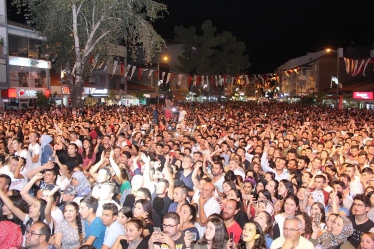 Çivril’de Hande Yener Rüzgarı Esti