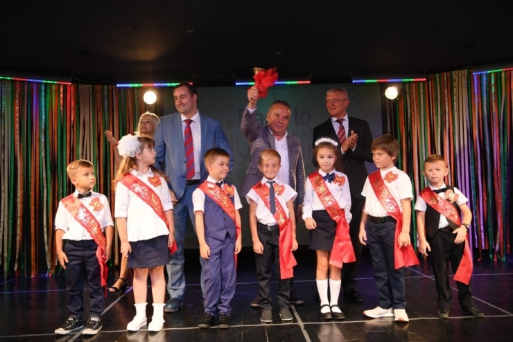 Rus Okulunun İlk Ders Zili Başkan Böcek’ten