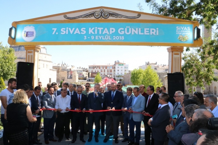 Sivas’ta Kitap Fuarı Açıldı