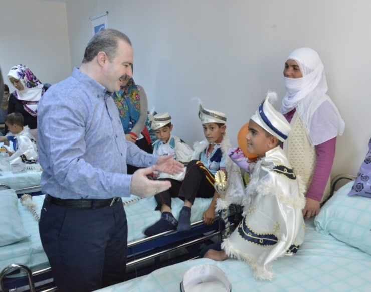 Tuşba Belediyesi’nden ‘Başkanım Kirvem Olsun’ 4. Geleneksel Sünnet Şöleni