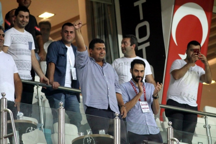 Antalyaspor’da Başkan Öztürk’e Taraftarlardan Destek