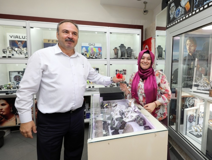 Zabıta, Esnafa Karanfil Dağıttı