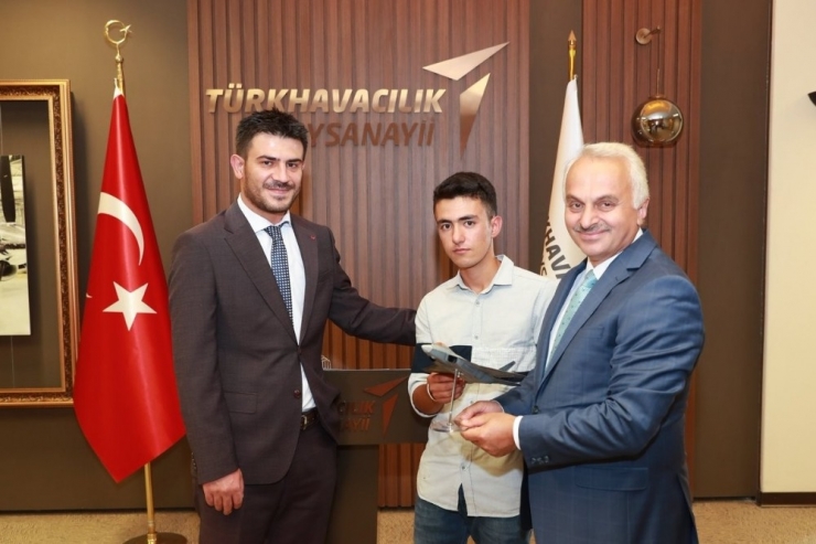 Hayvan Otlatırken Uçak Mühendisi Olmayı Hayal Eden Öğrenci, Tusaş’ta İşe Başladı