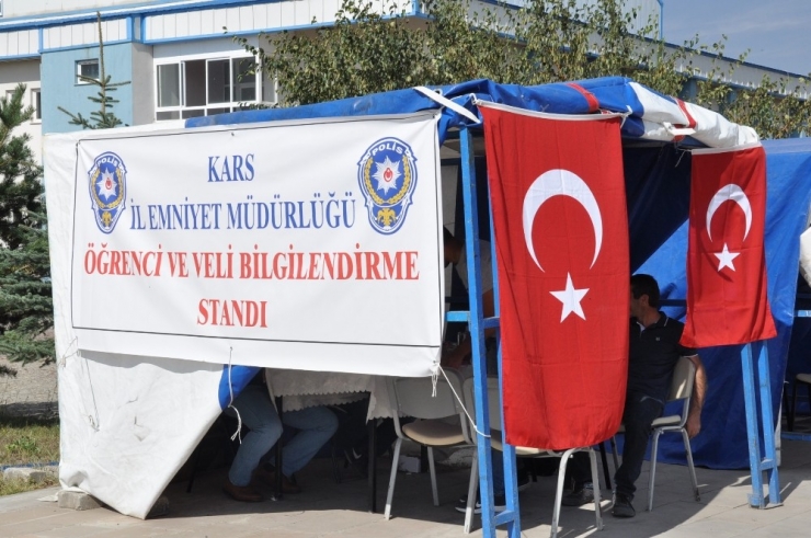 Kars’ta Polis Üniversite Öğrencilerini Bilgilendiriyor