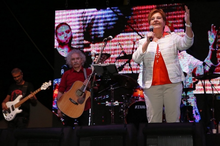 Konak’ta Yeni Türkü İle Kurtuluş Coşkusu