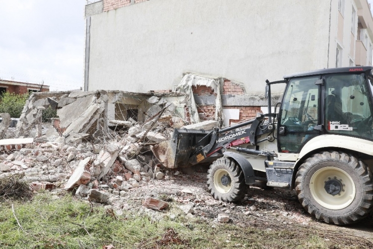 Körfez’de Tehlike Saçan Metruk Yapı Yıkıldı