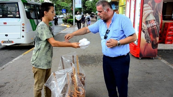 Küçük Omuzlarında Büyük Yük