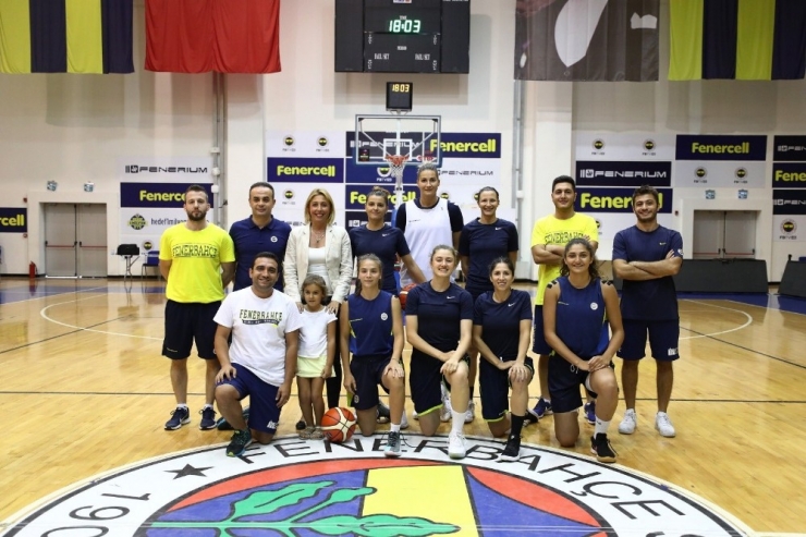 Özge Yavaş, Fenerbahçe’de