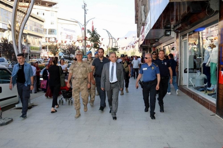 Hakkari Valisi Toprak, Esnafları Ve Vatandaşı Ziyaret Etti